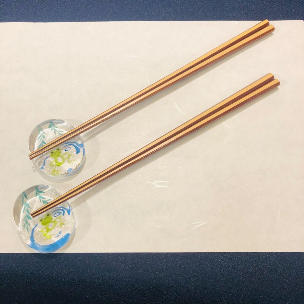 梅雨の季節にぴったり！爽やかなガラスの箸置きと竹箸のご紹介(銀座夏野本店)