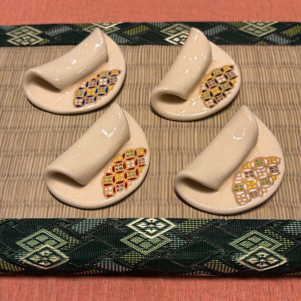 新年の食卓を華やかに彩る、金彩が美しい「薩摩焼(白薩摩)」をご紹介します。
繊細な色絵と上品なきらめきで、お正月のうつわにもぴったり。
箸置きは黒・青・赤・白の4色展開。可愛らしい七宝柄が目を引きます。
銀座夏野本店にて、ぜひお手に取ってご覧ください。