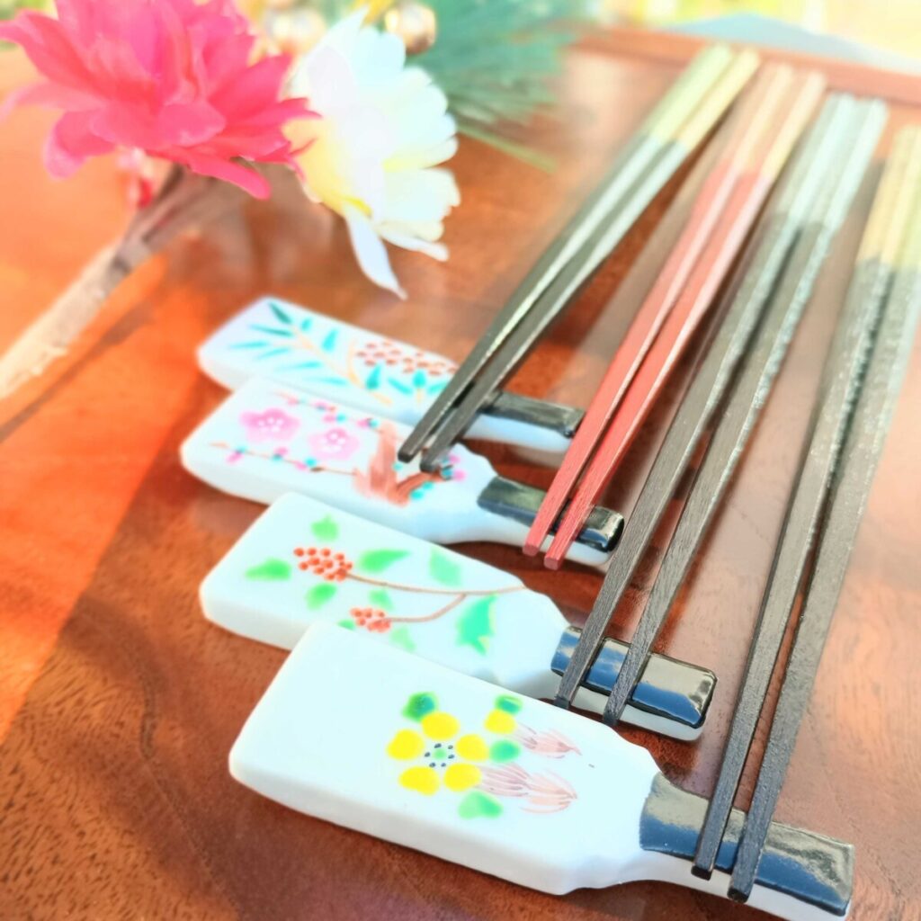 2026年は丙午🐎(60年に一度の特別な午年)。
情熱と前進の運気をまとって、新年の食卓も縁起よく迎えませんか?
春日部張子の飾り午(大11,000円/小4,400円)や、午のお面を被った招き猫(4,180円)など、干支小物が勢ぞろい。
さらに銀座夏野オリジナルの食洗機対応お箸(3,630円)&箸置き各種も、お正月にぴったりです。
ぜひ店頭でご覧ください🎍