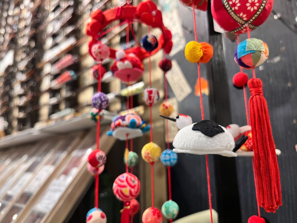 銀座で出会う春の手仕事「吊るし飾り」｜銀座夏野本店｜日本最大級の箸