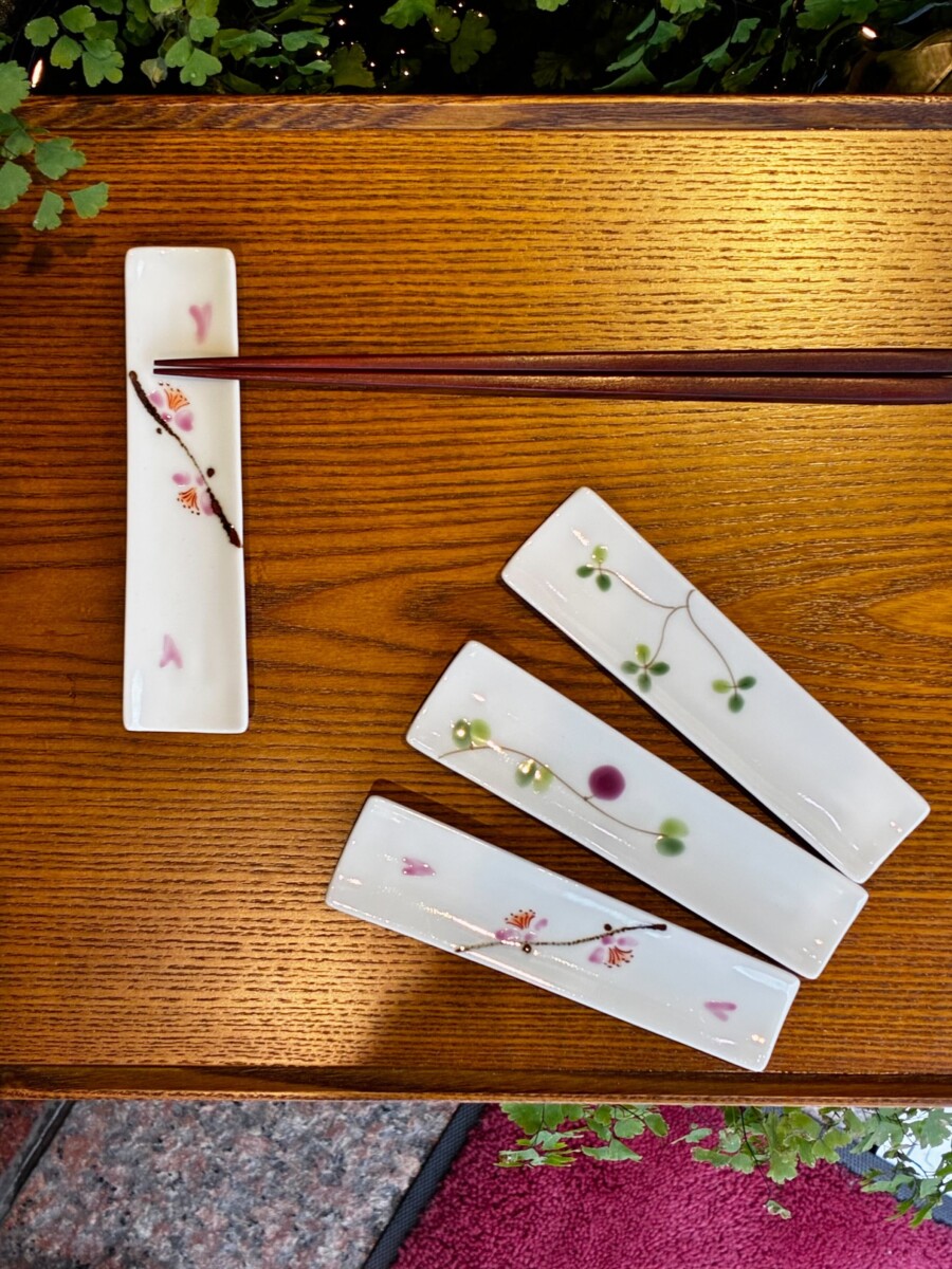 春の食卓を華やかに｜箸置きにも使える有田焼の長角珍味皿(銀座夏野