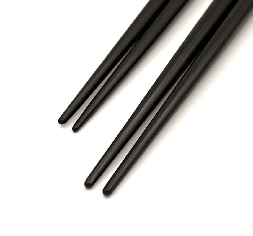 【送料無料】鎌倉彫　刀痕　塗分　青黒・朱黒　夫婦箸セット【桐箱入】 1枚目