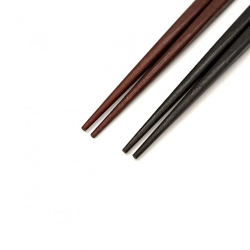 【送料無料】彫印小桜　黒　茶　夫婦箸セット【桐箱入】 1枚目