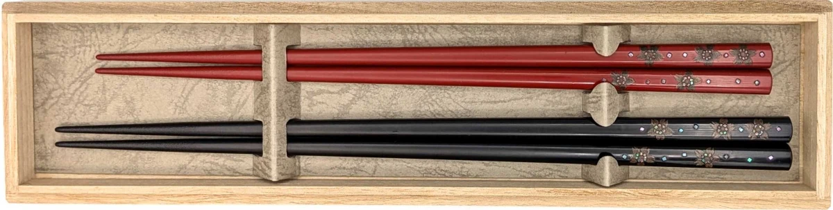 【送料無料】八雲塗箸　桜ちらし　夫婦箸セット【桐箱入】