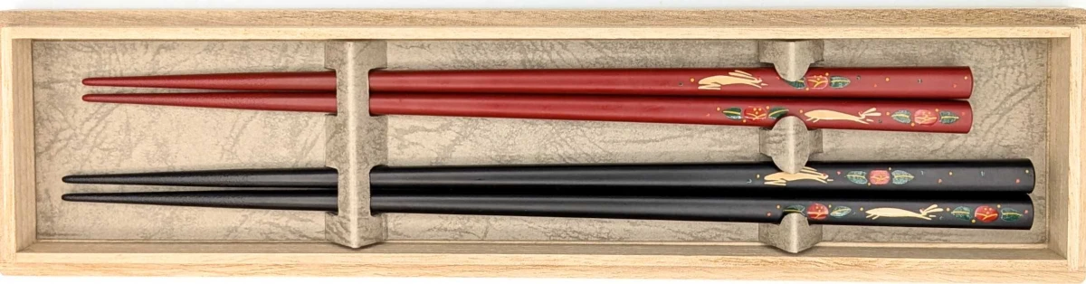 【送料無料】八雲塗箸　椿うさぎ　夫婦箸セット【桐箱入】